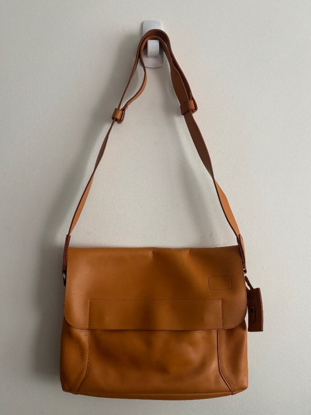 $800 TUMI Tan Leather Messenger Crossbody Bag - Tan / Light Brown